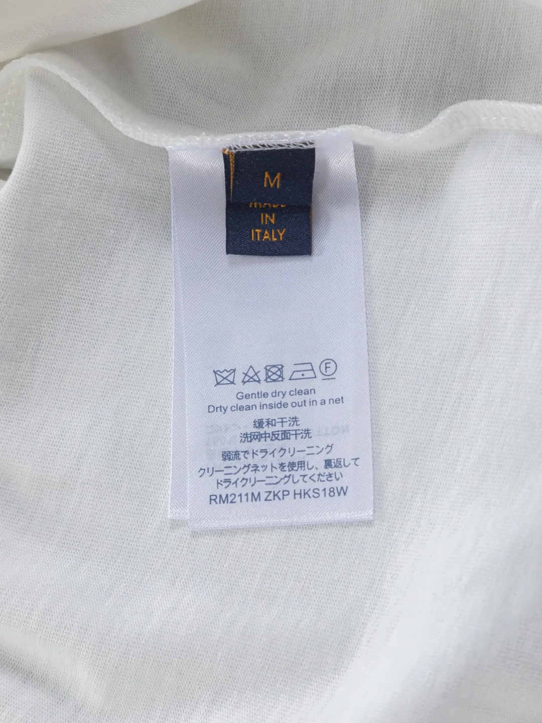 🅿️190 Louis Vuitton 1V LV micro-wide version S-XL LV 26ss new product counters are available at the same time. Multiple craftsmanship, simple letters embroidery on the collar + simple letter logo on the cuffs 🪡 embroidery, round neck short-sleeved T-shirt, same style for men and women! Consigned to one-to-one creation. Synchronized with the official website, pure cotton fabrics at the counter! It is close to the skin and comfortable, durable and easy to wear. It has a classic and simple logo design and meticulous original craftsmanship. Short-sleeves, a must-have item for men, do not appear to be the same for the general public, but must be unique and eye-catching. This LV short-sleeve is all about quality, comfort, the same shape and fashion as always, including fabrics and cutting techniques. All of them have been made with great effort! 320 grams of washed pure cotton fabric, pure cotton is breathable, very refreshing and comfortable for daily wear. The rib knitting on the neckline is smooth and tight, and the neckline will not be skewed if you toss it at will. The loose version, you will find that it looks really good on the upper body. The overall is minimalist and neat, super versatile for daily use! Pair it casually with a pair of pants for a youthful look. A T-shirt will make your outfit crazy. It is a fashionable item that can never go wrong! Color: Black White Size: S-XL Size chart: S: Shoulder width 50-Bust 56-Length 70 M: Shoulder width 52-Bust 57-Length 72 L: Shoulder width 54-Bust 59-Length 74 XL: Shoulder width 56-Bust 62-Length 76